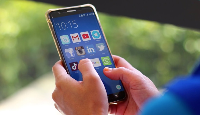 Prohibirán a estudiantes NYC uso teléfonos o relojes inteligentes durante clase; dominicanos los usan