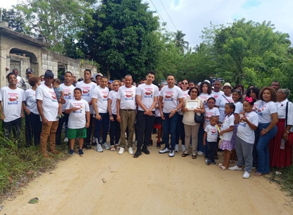 Merenguero Yovanny Polanco suelta el acordeon y junto a líderes comunitarios reclama construcción de carretera en MTS