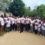 Merenguero Yovanny Polanco suelta el acordeon y junto a líderes comunitarios reclama construcción de carretera en MTS
