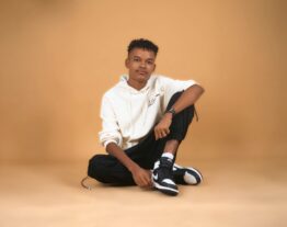 Cantante cristiano Emanuel Marciag muestra su 