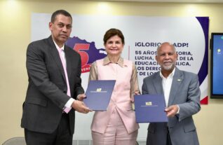 INDOTEL y ADP firman convenio de más de 1,400 becas para capacitar docentes en competencias digitales