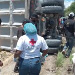 Patana cargada de arena barre con varios motoristas en la autopista 5 de Noviembre; hay 5 muertos y varios heridos