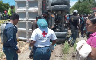 Patana cargada de arena barre con varios motoristas en la autopista 5 de Noviembre; hay 5 muertos y varios heridos