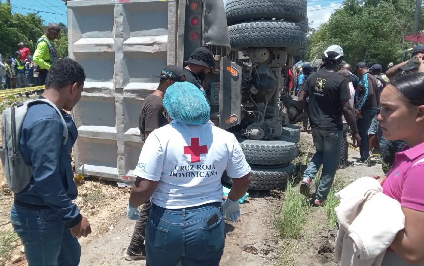 Patana cargada de arena barre con varios motoristas en la autopista 5 de Noviembre; hay 5 muertos y varios heridos