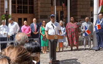 Alcaldía NYC iza por primera vez bandera dominicana en plaza Bowling Green; reconoce a 3 quisqueyanos