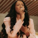 “Tú presencia vale más”, lo nuevo de la cantante cristiana Naomi Almonte