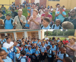 Si no nos dan clase ocupamos el plantel! Padres y alumnos demandan conclusión Escuela Raquel De La Rosa en RSJ
