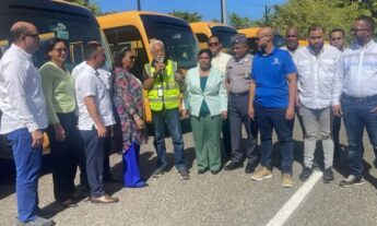 Llega el transporte escolar a Nagua! Educación entregan 39 autobuses a la Regional 14 para servicio gratuito