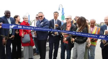 NYC DOT inaugura rehabilitación de puente peatonal conduce a la playa en Brooklyn
