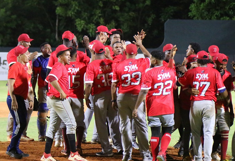 Bravos de La Vega derrotan a Los Atleticos en Liga de Verano 