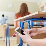 Millones US$ a escuelas públicas NY para prohibir uso celulares; estudiantes dominicanos serían afectados
