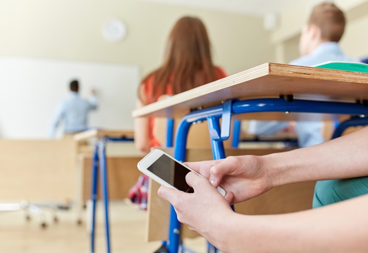 Millones US$ a escuelas públicas NY para prohibir uso celulares; estudiantes dominicanos serían afectados