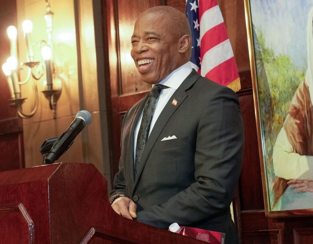 Alcalde Eric Adams impulsa los pequeños negocios latinos en NYC; miles dominicanos se benefician