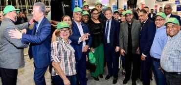 Los «300 con Leonel» reciben a su líder a su llegada a NYC a la medianoche de este sábado por el JFK
