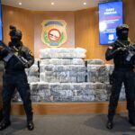 La DNCD ocupa 448 paquetes de cocaína en costas de Baní; apresan 2 dominicanos