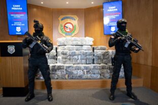 La DNCD ocupa 448 paquetes de cocaína en costas de Baní; apresan 2 dominicanos