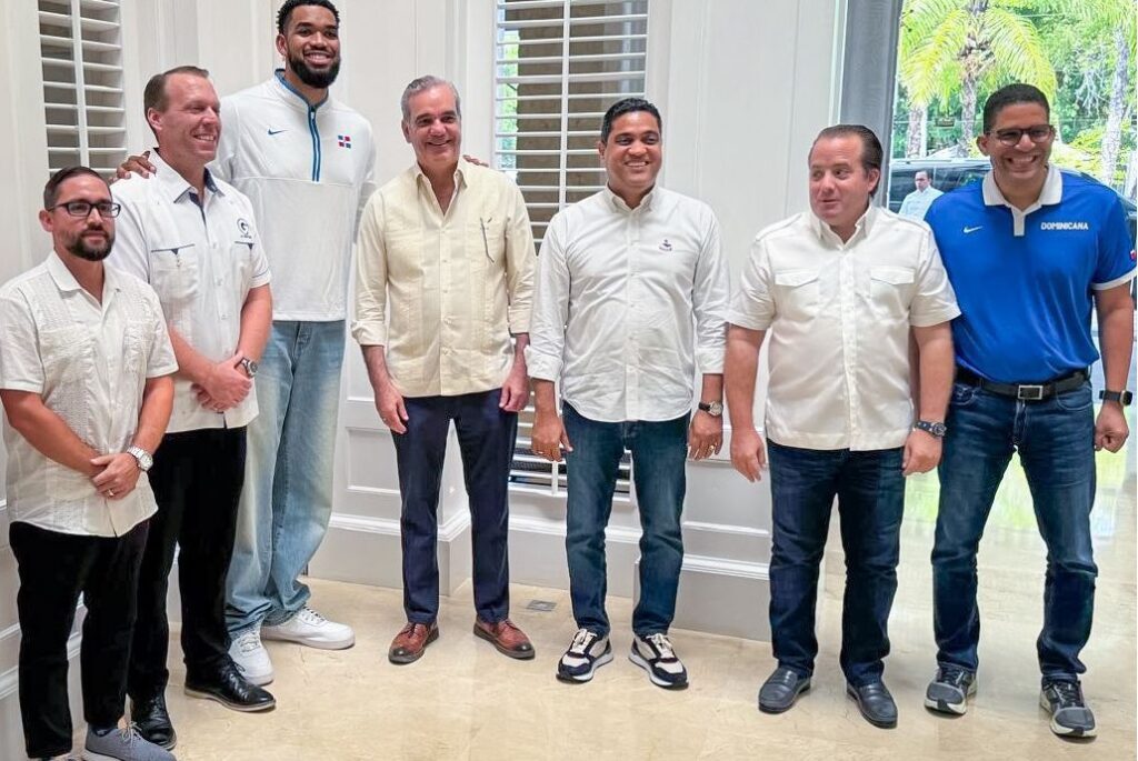 Presidente Abinader y Karl Towns construirán una arena para baloncesto en Tamboril