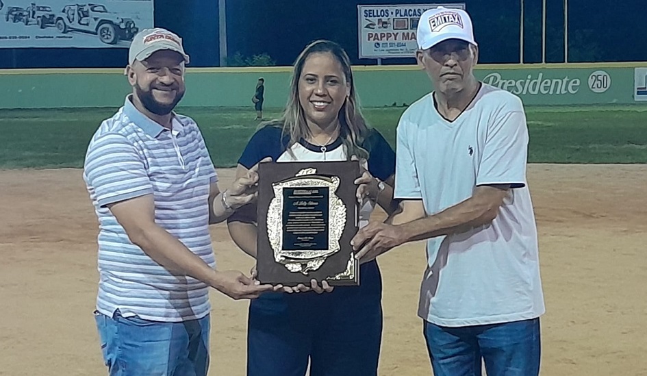 Emitaxi inaugura su XXV torneo de softbol; Emisolutions y Emicarga ganan en sus primeros compromisos