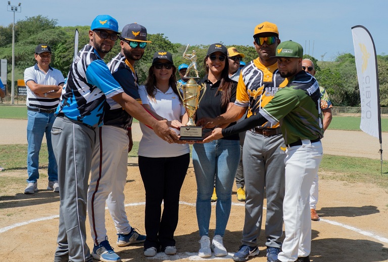 Empaque vence por partido doble a Mantenimiento en la inauguración del torneo de softbol de Cementos Cibao   
