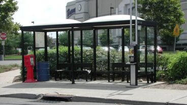 Alcalde Adams instalará asientos en las paradas de autobuses NYC que no tengan