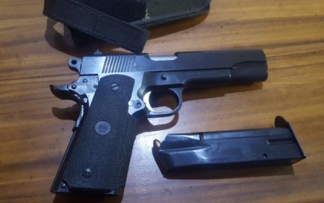 Apresan alumno en escuela de Brooklyn con arma de fuego cargada; decenas dominicanos estudian allí
