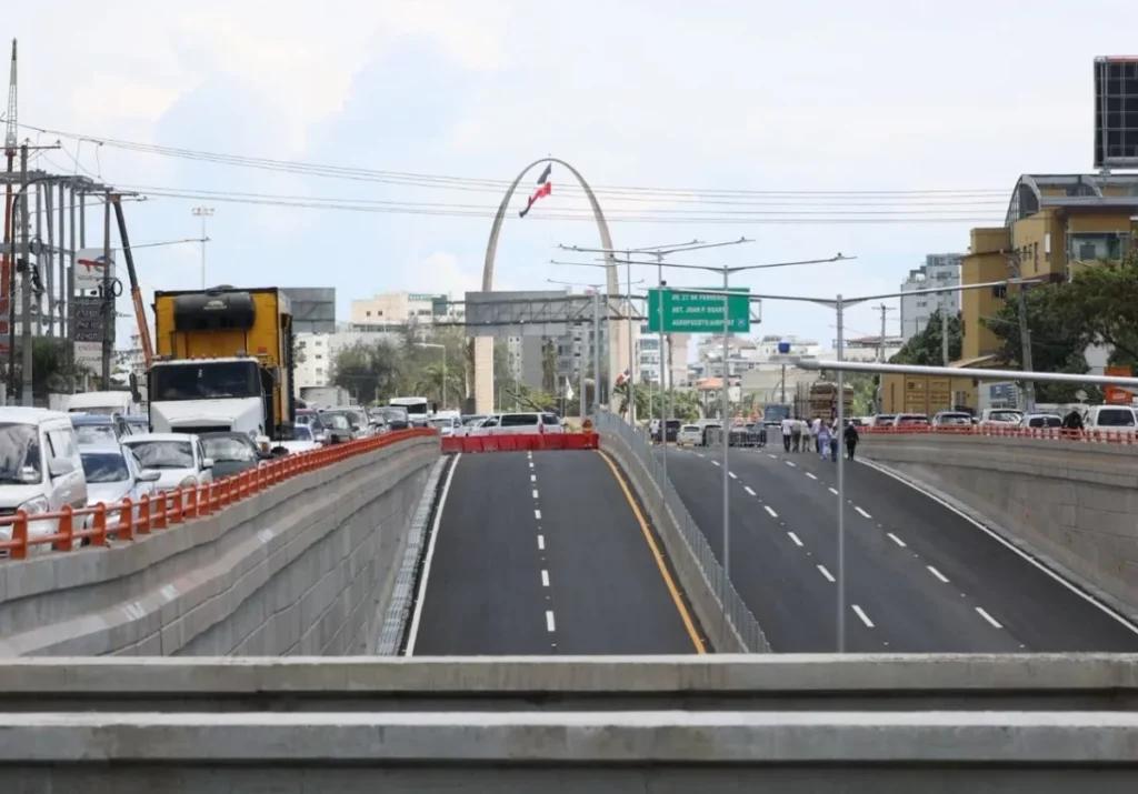 Abinader inaugura paso a desnivel de la 27 de Febrero, cerca de Pintura