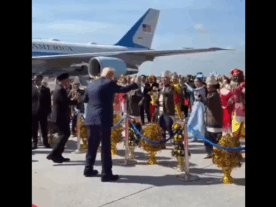 El presidente Donald Trump llega bailando a Malasia y firma acuerdo abierto de acceso a tierras raras