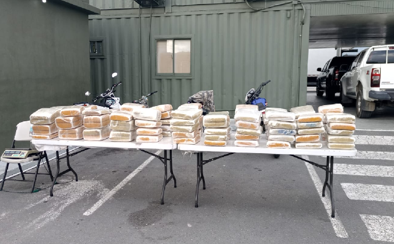La DNCD incauta 572 libras de marihuana ocultas en parte trasera de camion en Baní