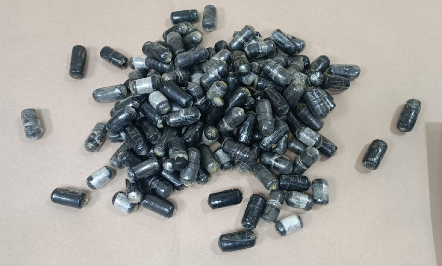 Atrapan en el AILA a un ciudadano francés con el estómago lleno de bolsitas de cocaína