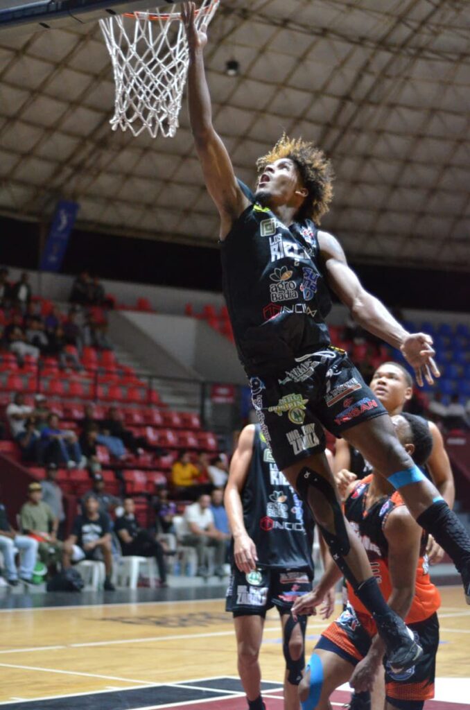 Máximo Gómez y Los Rieles lideran jornada del sabado en basket superior de San Fco. de Macoris