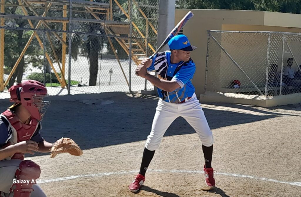 Equipo de Mantenimiento a la final XXVI torneo softbol empleados Cementos Cibao