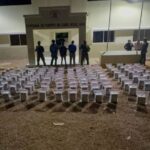 La DNCD y la DEA interceptan lancha en costas de Pedernales con 806 paquetes de cocaína; arrestan a 3