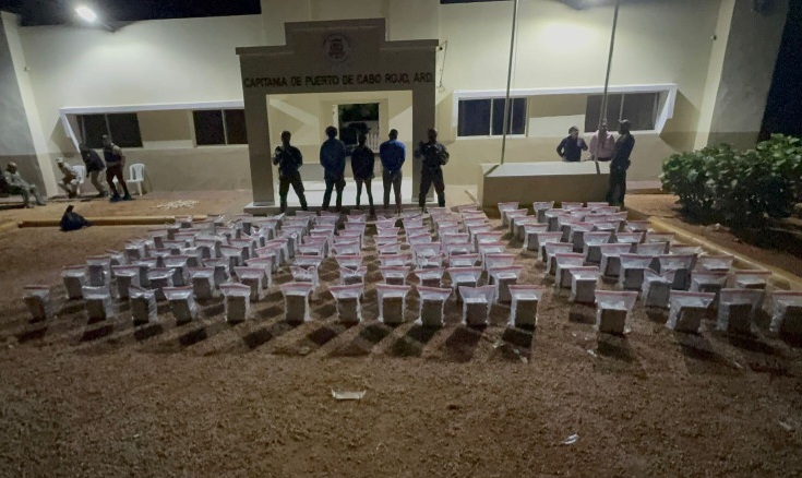 La DNCD y la DEA interceptan lancha en costas de Pedernales con 806 paquetes de cocaína; arrestan a 3