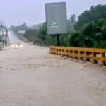 Intensas lluvias aislan comunidades e impiden el tránsito en carretera turística Luperón, Puerto Plata