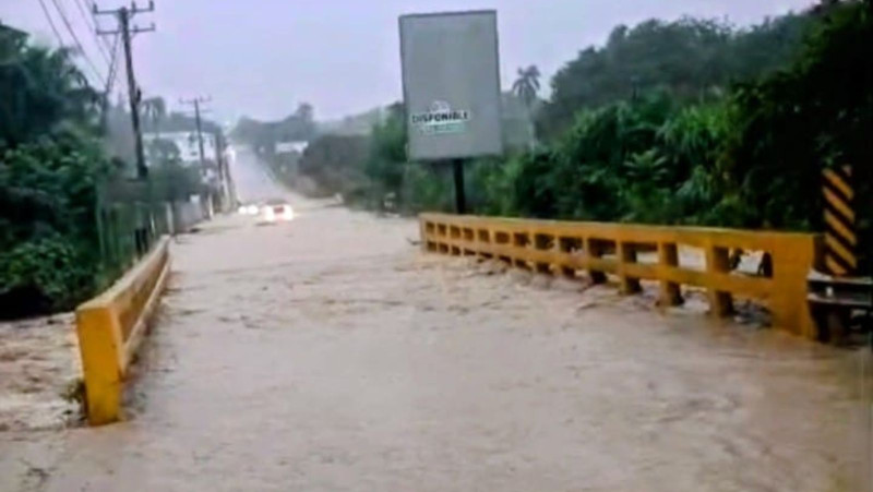 Intensas lluvias aislan comunidades e impiden el tránsito en carretera turística Luperón, Puerto Plata