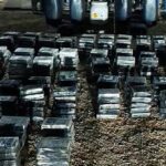 Atrapan dos iban en una lancha en costas de Pedernales con 484 paquetes de cocaina