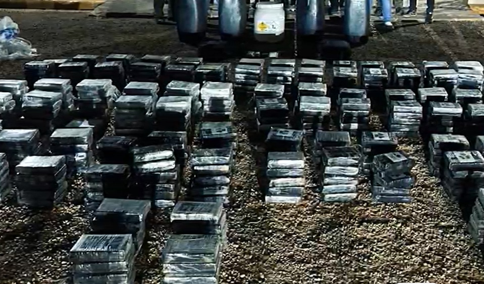 Atrapan dos iban en una lancha en costas de Pedernales con 484 paquetes de cocaina