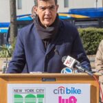 Comisionado del DOT exhorta conductores NYC precaución al oscurecer más temprano