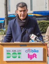 Comisionado del DOT exhorta conductores NYC precaución al oscurecer más temprano