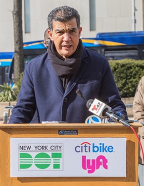 Comisionado del DOT exhorta conductores NYC precaución al oscurecer más temprano