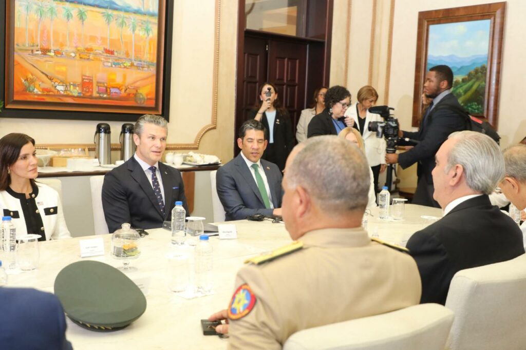 Secretario Defensa  EU se reune con el presidente Abinader; usaran base aerea de San Isidro para lucha antidrogas