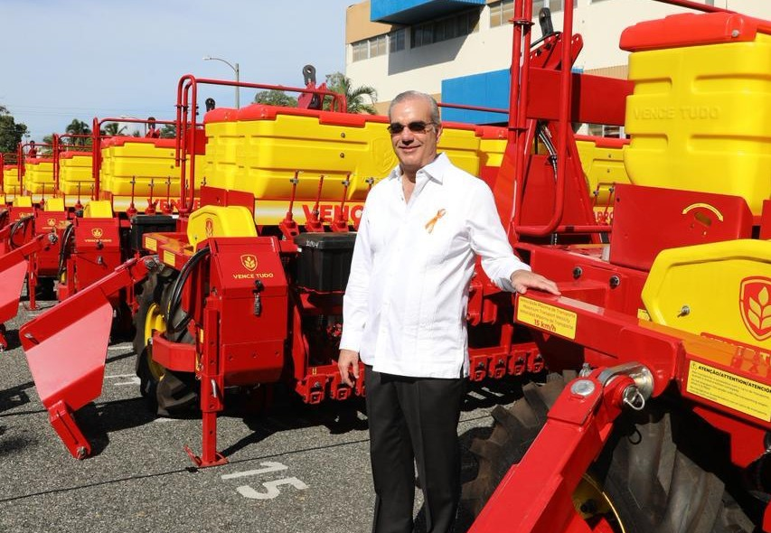Presidente Abinader entrega maquinarias a Agricultura para reducir mano de obra extranjera