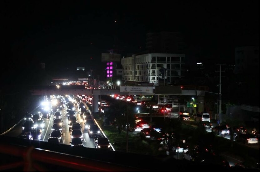 Apagón general pone a oscura a RD afectando sus actividades y sistema de transporte; inician investigación