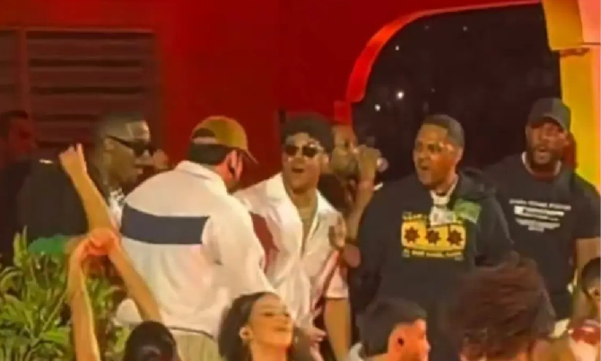 Juan Soto y Santiago Matías sorprenden al público al unirse a Bad Bunny en La Casita