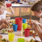 150 millones raciones de comida gratis a estudiantes de NY; miles de dominicanos se benefician