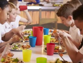 150 millones raciones de comida gratis a estudiantes de NY; miles de dominicanos se benefician