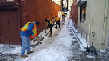 Multas en NYC por no limpiar nieve frente a edificios; ofertan pago de hasta 28.71 la hora
