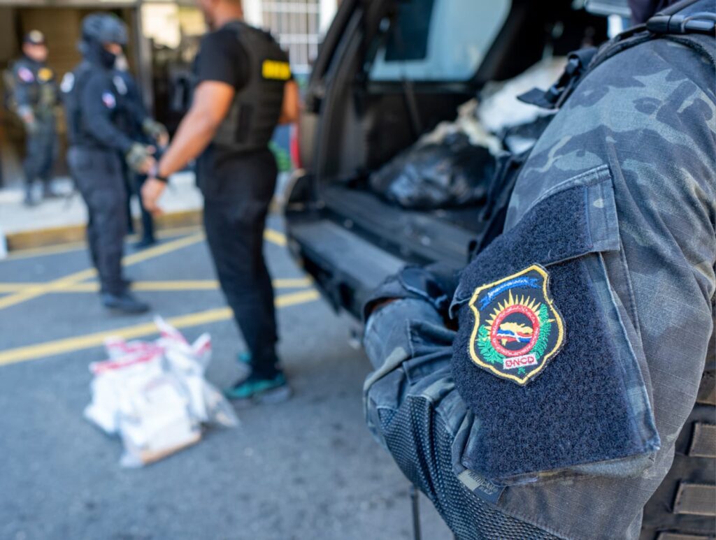 Autoridades incautan 114 paquetes de cocaína tras interceptar lancha cerca de las costas de Baní