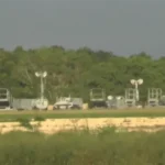 “Base militar de EU” en AILA; vehículos cisterna, sistemas comunicación, buses y maniobras militares en pista 17