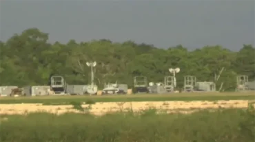 “Base militar de EU” en AILA; vehículos cisterna, sistemas comunicación, buses y maniobras militares en pista 17